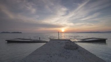 Yalnız iskelede güzel bir gün batımı..