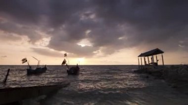 Ban Pecah 'da gün batımı saati, Tanjung Piandang, Perak, Malezya.