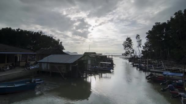 Coucher de soleil avec rayon au village de pêcheurs . — Video