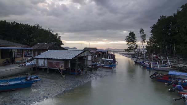 Хмарний день заходу сонця у рибальському селі . — стокове відео