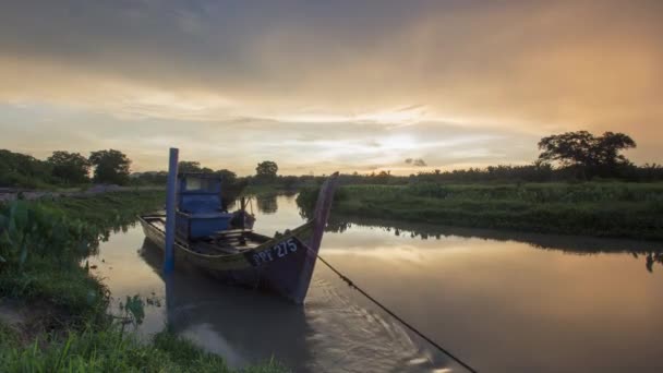 Tilelapse bateau de pêche au coucher du soleil . — Video