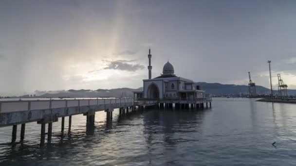 Όμορφη μέρα με τη νύχτα μετάβαση στο πλωτό τζαμί. — Αρχείο Βίντεο