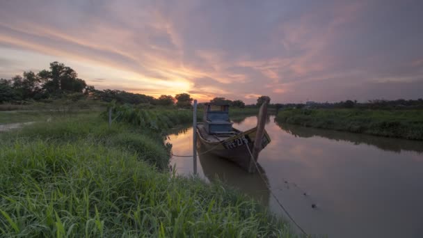 Timelapse coucher de soleil du bateau près de la rivière . — Video