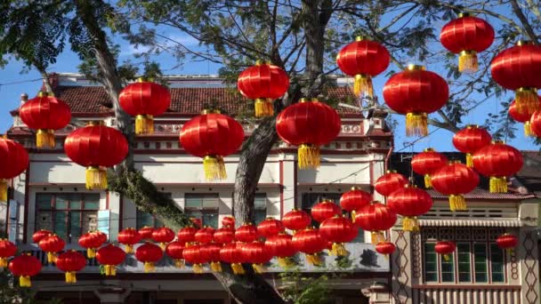 Tradiční čínská červená lucerna zdobené na ulici. — Stock video