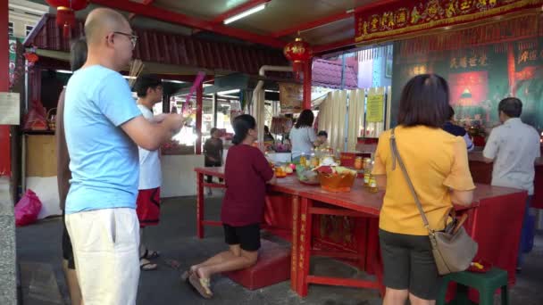 La gente reza en Pek Gong Cheng — Vídeo de stock