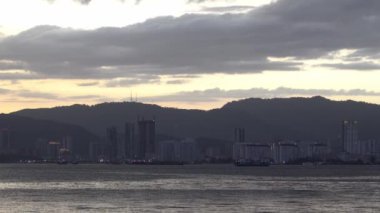 Gün batımında feribot hareket