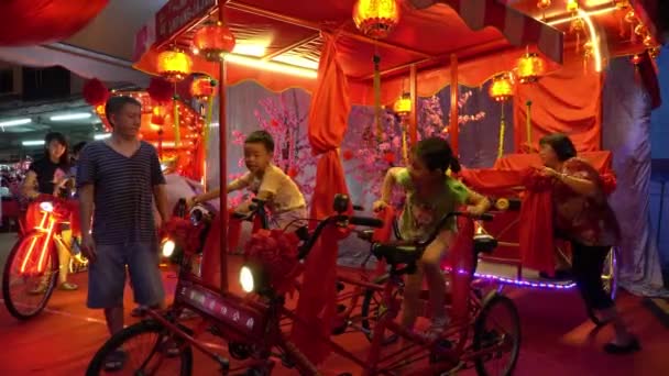 Los niños disfrutan del ciclismo en trishaw l . — Vídeos de Stock