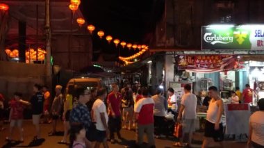 Geceleri işlek sokaklar.