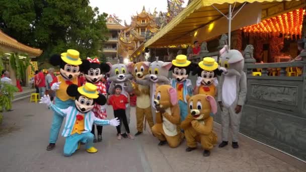 Disney Mascot fotografera med en flicka på miaohui — Stockvideo