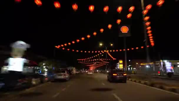 Гиперлапс на дороге с подвешенным красным фонарем — стоковое видео