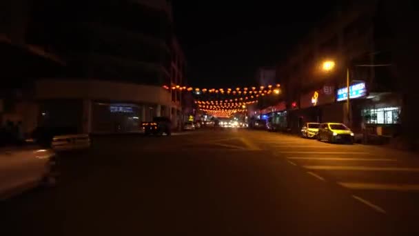 Hiperlapso en la calle con linterna roja — Vídeos de Stock