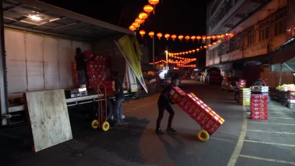 El trabajador transfiere la mandarina naranja del camión a la tienda — Vídeos de Stock