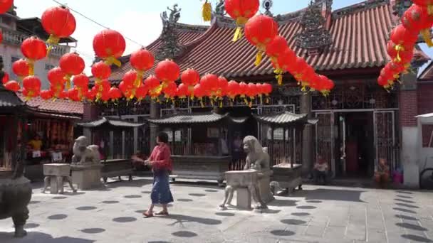 Chinese devotees pray — Stock Video