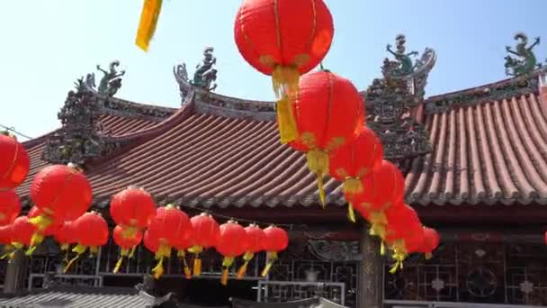 Red lantern and beautiful rooftop of temple. — Stock Video