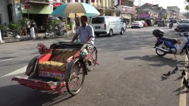 Trishaw conductor paseo en la calle — Vídeos de Stock