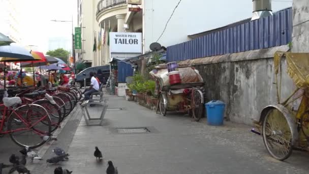 Panorámica zona de aparcamiento del conductor trishaw — Vídeos de Stock