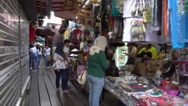 Compras turísticas en tienda de souvenirs — Vídeo de stock