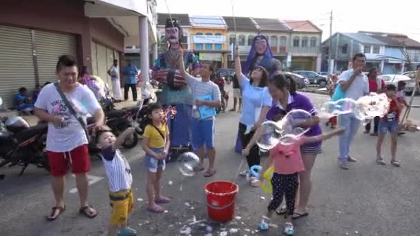 Niños felices juegan burbujas — Vídeos de Stock