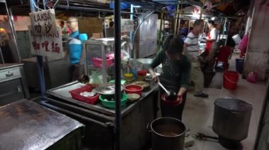 Laksa Hawker lezzetli yemekler hazırlar..