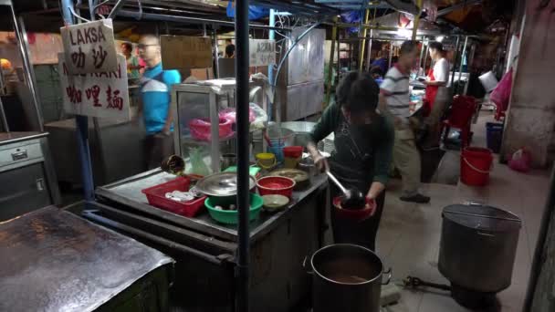 拉克萨小贩准备好吃的食物. — 图库视频影像