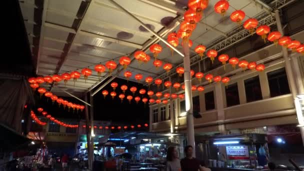 Tilt tiré sur les gens marchent dans la rue décorée avec une lanterne rouge — Video