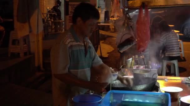 Hawker preparare uovo d'anatra Char Koay Teow . — Video Stock