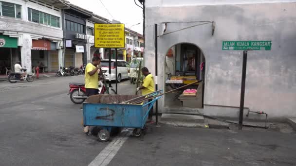 MBPP Penang Island City Council curăță șanțul din oraș . — Videoclip de stoc