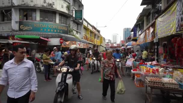 地元の中国人は過去の朝の市場購入に行く. — ストック動画