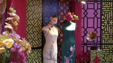 Çin Yeni Yılı 'nda geleneksel Çin kıyafetleri