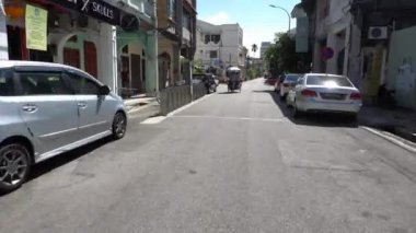 Çekçek şoförünün Muntri Caddesinde Gimbal hareketi yolcuyu taşır.