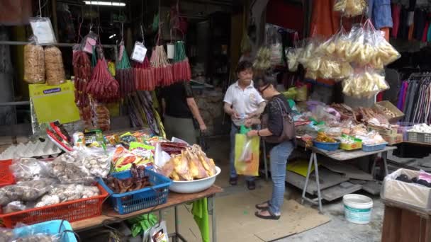 Lokale koop voedsel voor Chinese nieuwjaarsavond. — Stockvideo