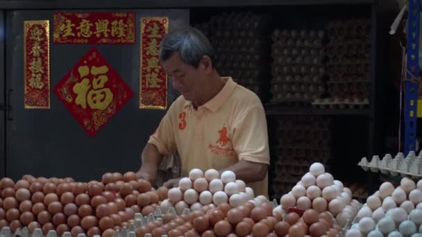 Vendedor de huevos en la calle — Vídeo de stock