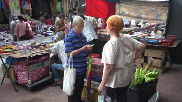 As pessoas conversam ao ar livre do mercado de rua — Vídeo de Stock