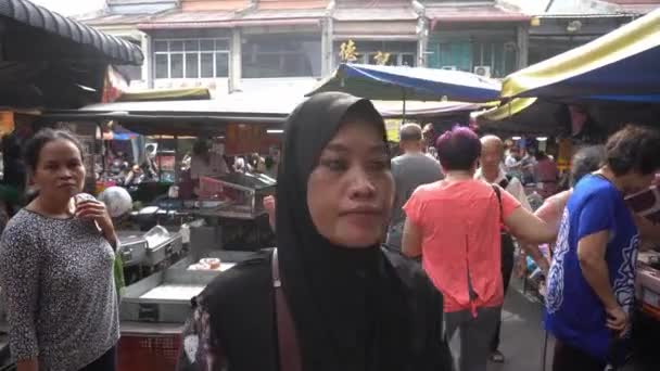 Penang lokale gaan winkelen in de ochtend markt — Stockvideo