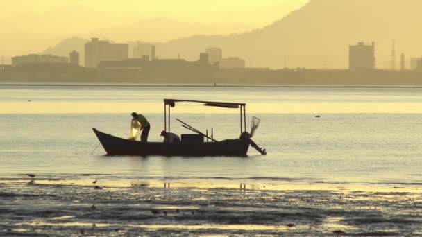 Vissersnet bij de kust bij Jelutong Drive. — Stockvideo