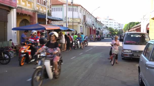 Mensen wandelen, fietsen en fietsen gaan winkelen op de markt. — Stockvideo