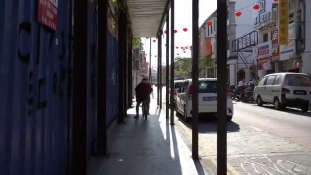 Lokale fietsen op Campbell Street. — Stockvideo