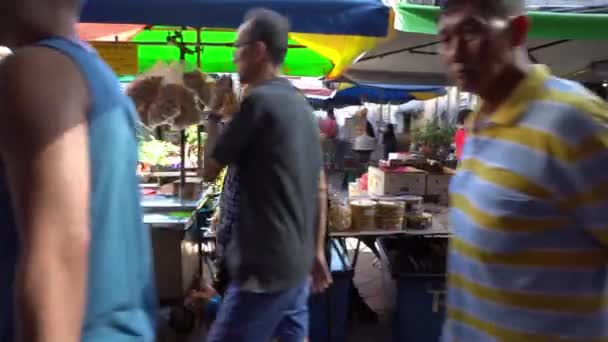 Panning en indisk man gå med trä pinne på morgonen marknaden. — Stockvideo