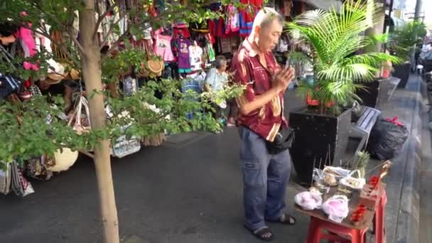 中国の祈りを提供し、ジョススティック、店の屋外でキャンドル. — ストック動画