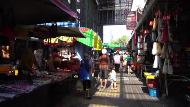 Starší nosit dítě na nákupy na ranním trhu. — Stock video