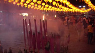 Ejderha tütsü çubuğu Çin yılbaşı arifesinde fanatikler tarafından yakılır..
