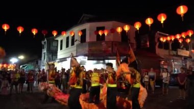 Çin Yeni Yılı 'nda sokakta ejderha dansı gösterisi.