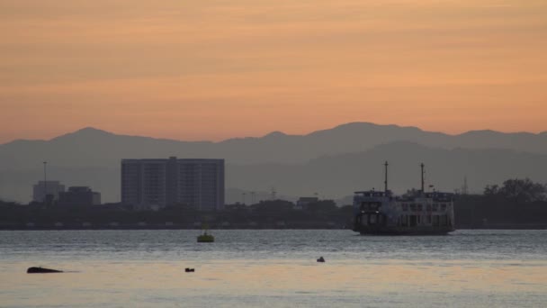 槟城的渡船在金色的早晨起航. — 图库视频影像