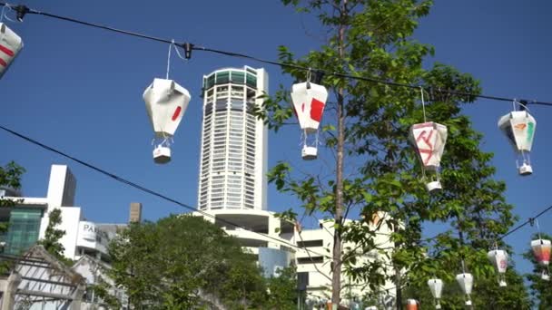 Papír kézműves hőlégballon KOMTAR épület háttérként. — Stock videók