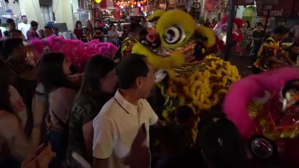 Kinderen interesseren zich voor de actie van leeuwendans op straat tijdens Chinees Nieuwjaar. — Stockvideo