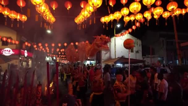 Dragon dance perform at street στο ναό διακοσμημένα με φανάρι. — Αρχείο Βίντεο