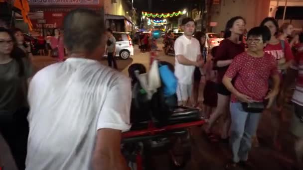 Bezoekers in trishaw bezoeken de straat met decoratie — Stockvideo