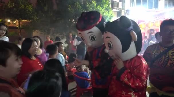 Mascotte in Chinese pop begroeten de menigte. — Stockvideo