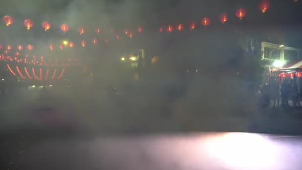 Китайське святкування нового року зі спалахом пожежних крекерів.. — стокове відео