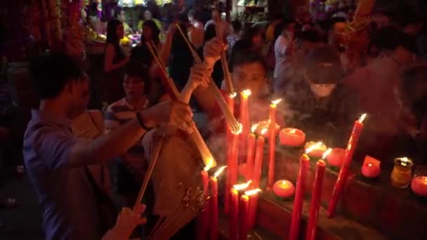 Bruciando bastone di joss e candela a divinità per buona fortuna nel prossimo anno . — Video Stock